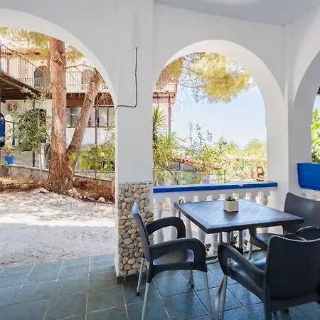 Velendzas Holidays Αλυκανάς