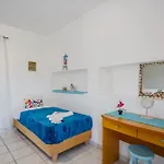 מלון דירות Velendzas Holidays 3*