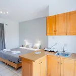 מלון דירות Velendzas Holidays 3*