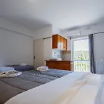 Velendzas Holidays اليكاناس
