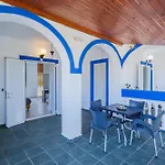 מלון דירות Velendzas Holidays 3*