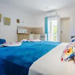 מלון דירות Velendzas Holidays 3*