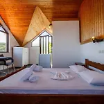 شقة فندقية Velendzas Holidays اليكاناس