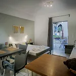 מלון דירות Velendzas Holidays 3*