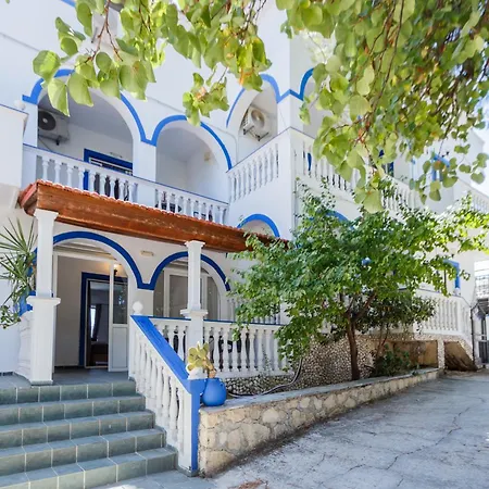 Ξενοδοχείο με διαμερίσματα Velendzas Holidays